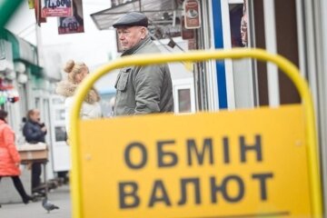 Доллар наносит новый удар, украинцам пора забывать о "сладком курсе": что ждет гривну в 2020 году