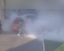 В Одесі авто влетіло в заправку, все в диму: момент ДТП потрапив на відео