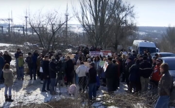 Город под Днепром на грани катастрофы, люди вышли на улицы: "140 тонн помета собираются..."