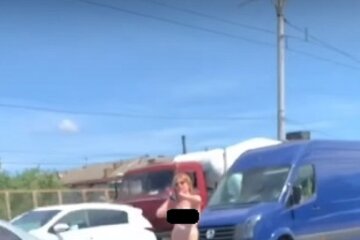 Безсоромна киянка прогулялася по мосту в одній білизні, водії не втрималися: "Дуже жарко"