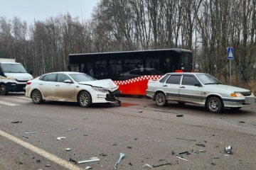 Такси попало в аварию в Харькове, фото с места: в полиции просят о помощи