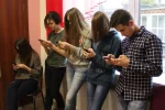 Школьники, дети, смартфон, телефон