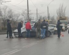 В Одесі мікроавтобус у мотлох розмазав легковик, молода дівчина не вижила: кадри фатальної ДТП
