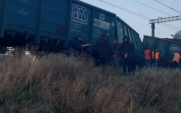 НП на "Укрзалізниці", переповнений потяг зійшов з рейок: перші кадри з місця подій
