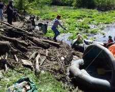 "На пластику вже почали рости кущі": забита тривога через ситуацію з річкою Уди