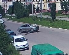 Водій мопеда "вилетів" на капот автомобіля під Харковом: момент потрапив на відео