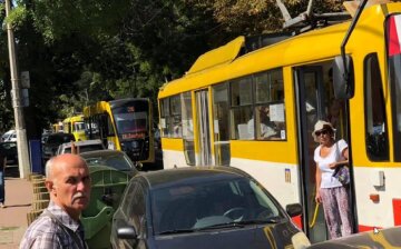 Автохам на Мерседесе парализовал движение транспорта в Одессе: возмутительные кадры