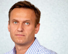 «Навального отравили»: врачи экстренно спасают главного критика Путина, что известно на данный момент