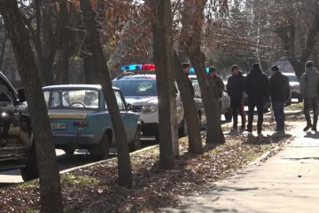 Стрельбу из автомата открыли возле школы в Кривом Роге: кадры с места ЧП