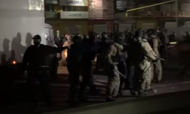 Самосожжение и драка со спецназом: на рынке "7 километр" взбунтовались иностранцы, видео противостояния