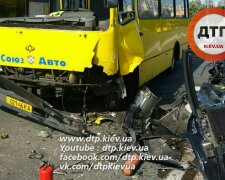 В Киеве машина протаранила  маршрутку, пострадали пассажиры (фото)