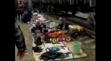 У Києві "барахольники" осіли прямо на залізничних коліях, відео: "наступають 90-ті"