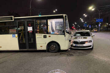 В Киеве маршрутка с пассажирами протаранила такси: кадры с места событий