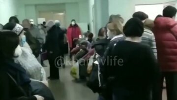 "Наші головлікарі - пішаки Геші": величезні черги в лікарнях Харкова, жителі в розпачі