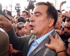 На Саакашвили напали в столице, момент атаки попал на камеру: "приезд нежелателен"