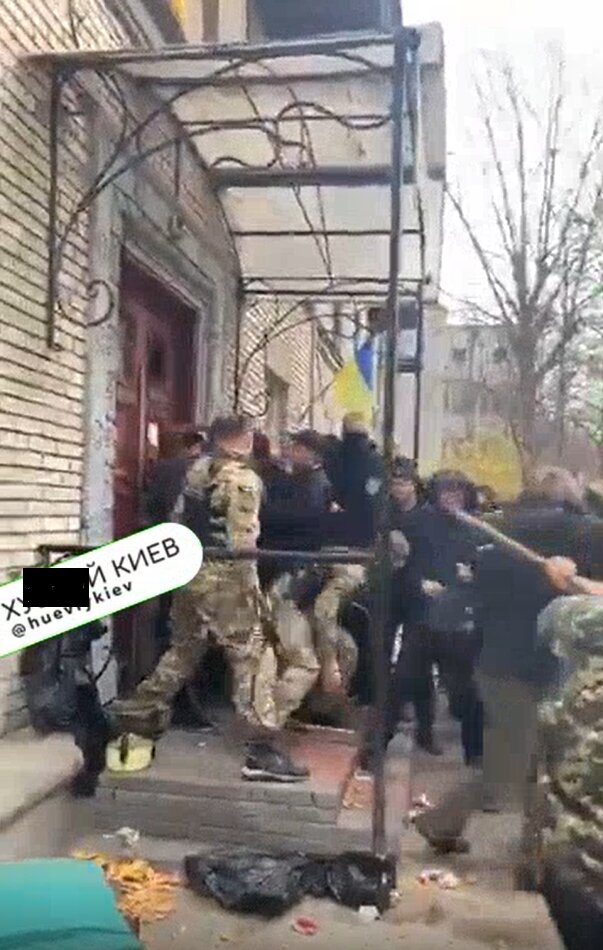 Титушки в масках захватили дом с людьми, появилось видео: "Спасайте, палками бьют"