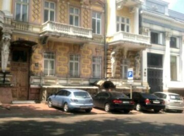 Шматки фасаду падають на авто в історичному центрі Одеси: жителі б'ють на сполох