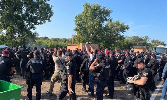 На Черкащині сталися сутички між ветеранами, які приїхали на відкриття арт-об єкту "Серце України", та правоохоронцями