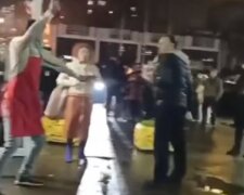 В Киеве приезжий шаурмист схватился за мачете, видео: "ударил женщину по колену и..."