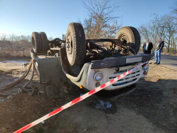 Трагедія на українській трасі: вантажівка перекинулася і збила пішохода, кадри