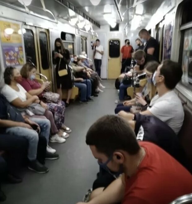 В киевском метро пассажиры массово игнорируют карантин, фото: "Несмотря на "оранжевую" зону..."