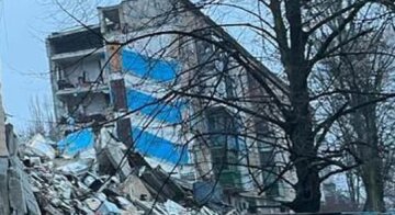 "Изверги": россияне ударили по жилой пятиэтажке, половина дома рухнула