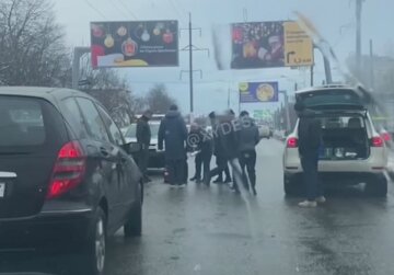 Дівчинка опинилася під колесами авто в Одесі: відео і що відомо