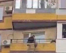 в Днепре неадекватная женщина с ребенком на балконе
