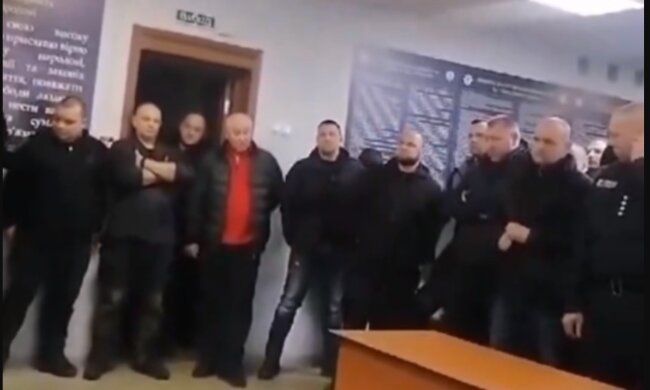 У Дніпрі поліцейські відмовилися вступати до лав ЗСУ та влаштували бунт, відео: українці обурені