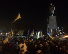 Харьковчане митингуют возле памятника Шевченко в кромешной тьме (фото)