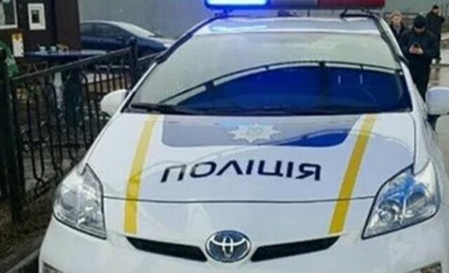 Полицейские бросили авто на тротуаре, киевляне возмущены: "В новом году паркуются не хуже..."
