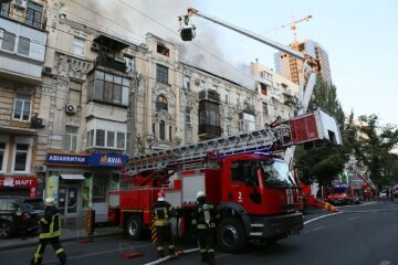 Масштабный пожар охватил жилой дом в центре Киева, прибыли "скорые" и полиция: подробности и кадры ЧП