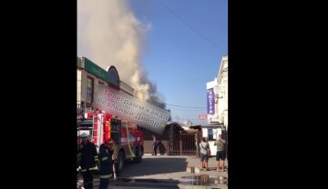 В Днепре на территории рынка «Озерка» вспыхнул пожар