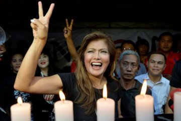 Governor Imee Marcos, daughter of the late dictator Ferdinand Marcos, flashes the peace sign which is commonly associated with her father, as she joins other supporters and waits for the Philippine Supreme Court to issue a decision on a petition to block President Rodrigo Duterte's plans to bury the late dictator Marcos at the Heroes' Cemetery, during a rally in front of the Supreme Court in Manila, Philippines November 7, 2016. REUTERS/Ezra Acayan