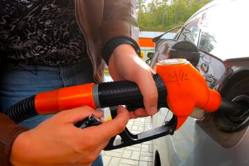 Бензин, топливо, заправка, АЗС. Фото: YouTube