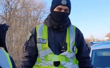 Приехал угомонить разборки: под Одессой мужчина избил палкой полицейского