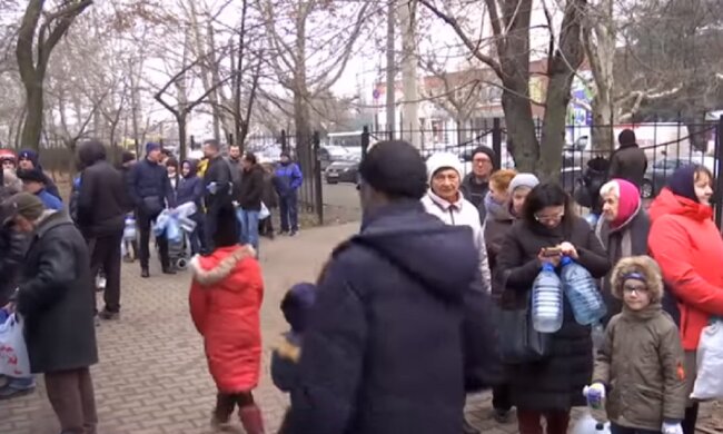 ЧП в Одессе, жителей многоэтажки на две недели оставили без воды: "Сколько нам еще сидеть?"