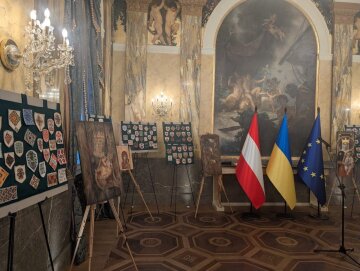 Маленький шеврон — велика історія України: проєкт «Вишитий шеврон-оберіг» представили понад 130 дипломатам у Відні