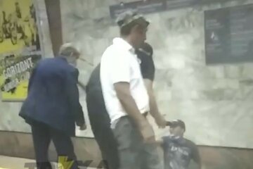 В метро Харькова мужчина бросился под поезд, кадры с места: свидетели раскрыли детали