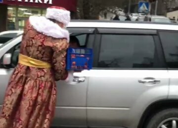 У Києві завівся Дід Мороз: чоловік ходить маршрутками і кафе і роздає людям гостинці