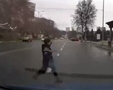 Ребенок неожиданно выбежал на дорогу под Одессой: кадры видеорегистратора появились в сети