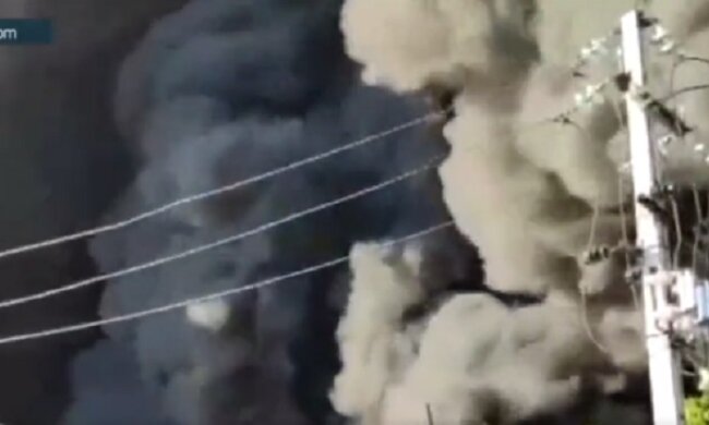 Пригнали пожарный поезд: небо стало черным из-за нового пожара в России, кадры