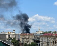 Потужна пожежа розбушувалася в центрі Києва, в небо повалив чорний дим: відео НП