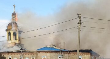 Оба купола церкви рухнули: под Киевом горит храм ПЦУ, кадры с места