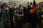 Огонь разгорелся в киевском метро, пожар пришлось ликвидировать шваброй: кадры с места