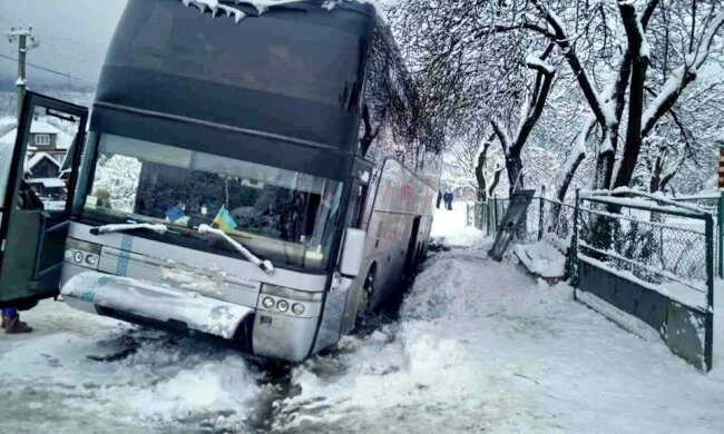На Херсонщині розбився міжміський автобус з пасажирами: подробиці і кадри жахливої ДТП