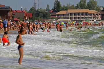 "Ніякого карантину": що відбувається на пляжах під Одесою в останні дні літа, фото