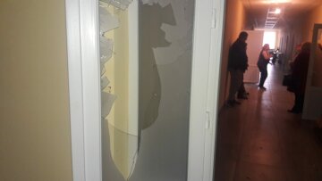 Побиті пацієнти, розбиті шибки: лікарню атакували під Львовом, кадри з місця подій