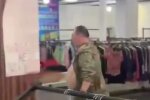 "Ви всі захоплені": неадекватний чоловік взяв "в заручники" людей в магазині, кадри