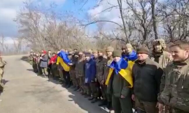 Наші – вдома: відбувся масштабний обмін полоненими, зворушливі кадри